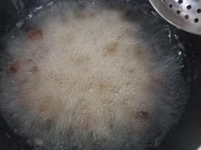 把丸子再次下锅轻轻的炸一下，不过不喜欢颜色深或者不喜欢表面酥脆的，可以在第一次炸的时候，时间稍微久一点就不不要复炸了。