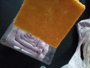 挤好后盖上另一块蛋糕片