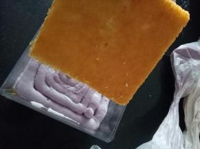 挤好后盖上另一块蛋糕片