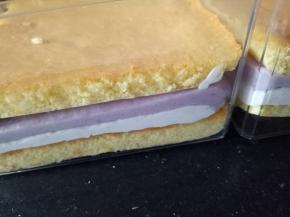 接下来就开始裱花了
裱花袋装上喜欢的花嘴，取一勺芋泥奶油加入适量过筛好的芋泥，想要颜色深就多加点芋泥（这一步没有拍照）制作成裱花用的奶油芋泥