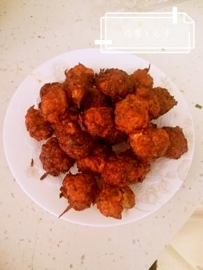 看好火候，再次捞出来，我们的丸子就完成了。