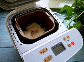 放入面包机，揉面30分钟，揉出手套膜