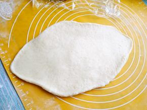 取出来，分出三等份，每个面团擀出如图这种形状