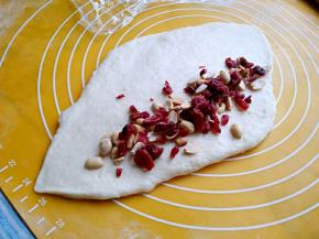 把蔓越莓和熟花生放在面片上