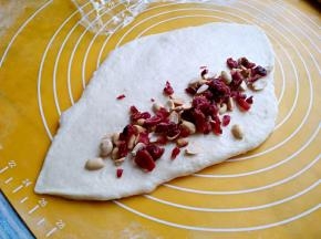 把蔓越莓和熟花生放在面片上