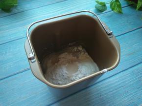 所有材料放入面包桶内