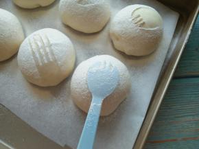 发酵到二倍大，取出，面包上轻轻放个叉子筛一层面粉