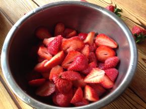 草莓洗净切大块