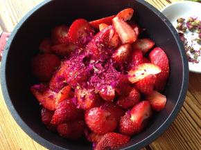 把草莓和干玫瑰叶倒入锅中