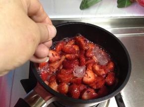 用手指捏一点盐撒入（千万不要多，两个指头捏一点就行）
