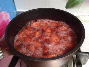 看见汤汁变多时转小火，慢慢熬