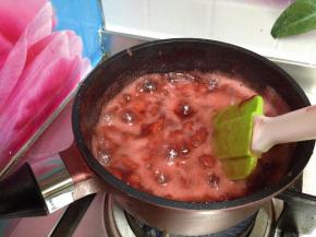 熬的过程中要不停搅拌，以免糊锅