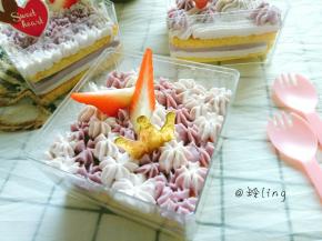 挤好的盒子蛋糕上面可以加一点水果或者插牌做装饰