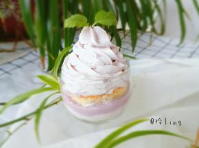 用剩余的蛋糕片还做了一个杯子蛋糕