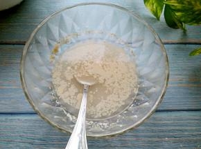 酵母加入温水，拌匀