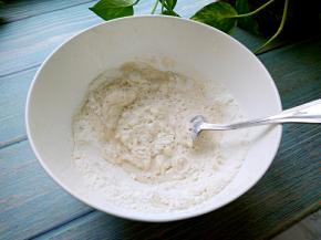 酵母水倒入面粉中，拌匀