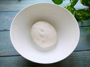 揉成面团，包保鲜膜，发酵两个小时