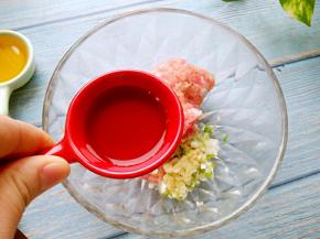 猪肉、葱姜末、加料酒