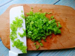 芹菜用开水煮一下，取出来过一遍凉水，切末