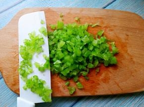 芹菜用开水煮一下，取出来过一遍凉水，切末