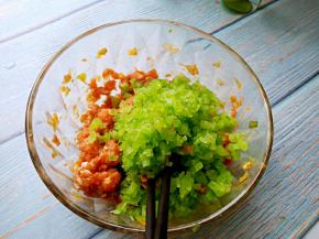 芹菜末加入到肉馅中