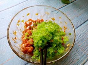芹菜末加入到肉馅中