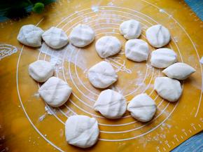 切成小面团，按扁