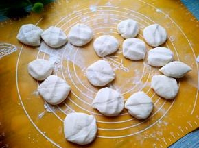 切成小面团，按扁