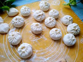 把馅放皮中间，包成包子即可