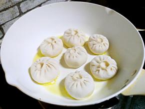 锅中加少许油，中小火煎包子