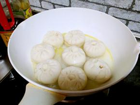包子底部金黄变硬，加入包子一半的水量