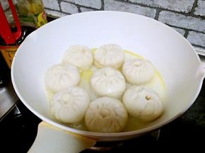 包子底部金黄变硬，加入包子一半的水量