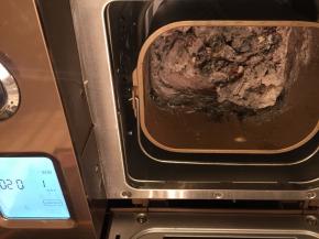 将主面团材料除黄油外的所有材料放入面包机桶内，启动和面功能，时间设置20分钟