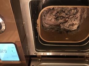 将主面团材料除黄油外的所有材料放入面包机桶内，启动和面功能，时间设置20分钟