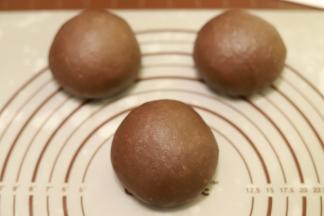 将面团轻压排气后平均分成三份