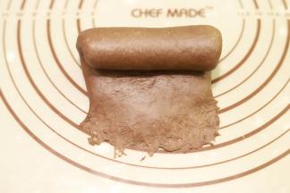 擀成长方形，从上往下卷好