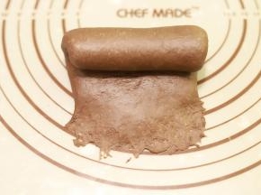 擀成长方形，从上往下卷好