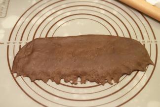 再次取出面团，擀成长牛舌状，翻面，下面压平