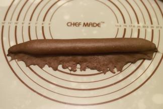 从上往下卷好，收口捏紧