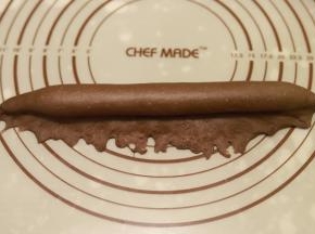 从上往下卷好，收口捏紧