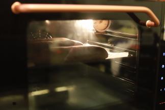 烤箱200度预热，上火200度，下火180度，时间为15分钟