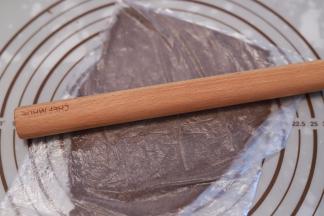 奥利奥饼干装保鲜袋内用擀面杖压成粉状