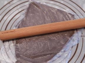 奥利奥饼干装保鲜袋内用擀面杖压成粉状