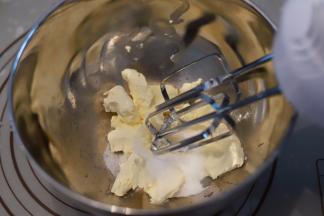 芝士奶酪软化后加入糖、柠檬汁，电动打蛋器打至微发