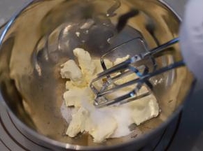 芝士奶酪软化后加入糖、柠檬汁，电动打蛋器打至微发