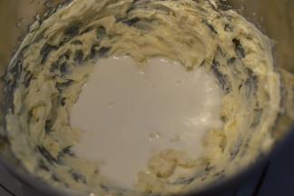 加入淡奶油继续低速打发一分钟