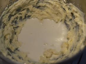加入淡奶油继续低速打发一分钟