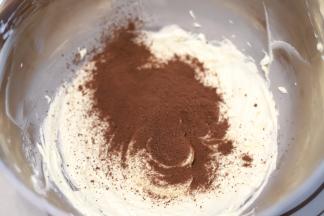 加入奥利奥饼干碎，拌匀