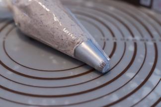 裱花袋装好12齿裱花嘴，将做好的奥利奥芝士夹心装入裱花袋内