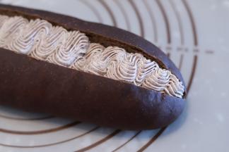 用面包刀在面包胚中间切一刀，别切断，挤入奥利奥芝士夹心